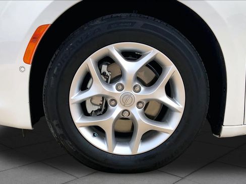Used 2020 Chrysler Pacifica Limited w/ Advanced Safetytec Group FWD image 11