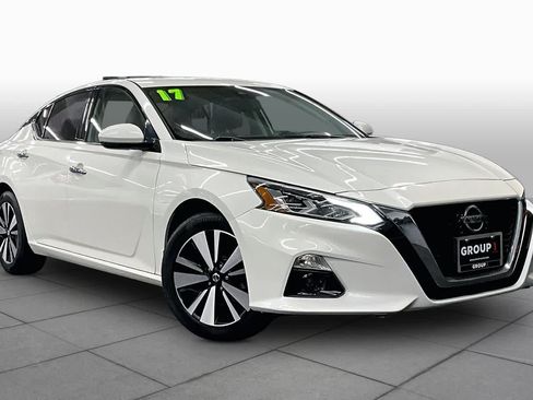 Used 2019 Nissan Altima 2.5 SV FWD image 2