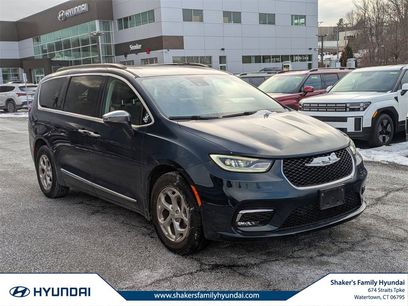 Used 2022 Chrysler Pacifica Limited w/ Uconnect Theater Family Group