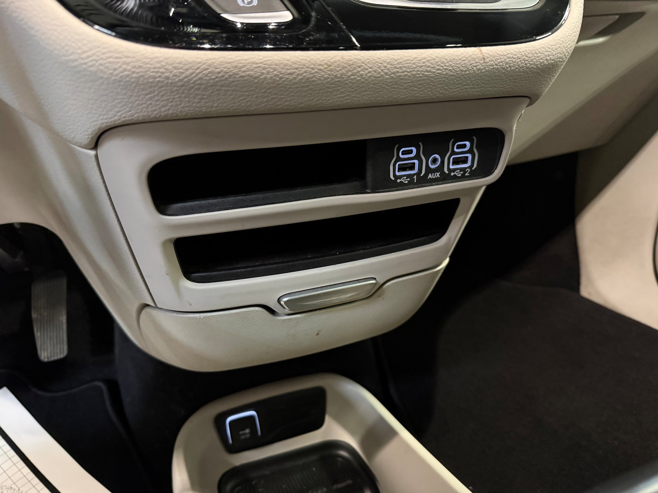 Certified 2024 Chrysler Pacifica Touring-L AWD/4WD image 41