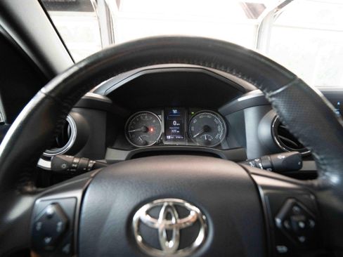 Used 2019 Toyota Tacoma SR5 AWD/4WD image 15