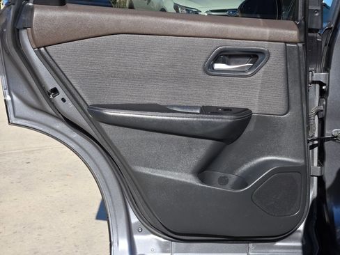 Used 2023 Nissan Rogue SV image 14