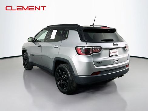 Used 2022 Jeep Compass Latitude w/ Sun and Sound Group AWD/4WD image 9
