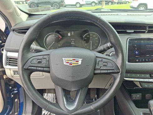 Used 2019 Cadillac XT4 Luxury w/ Cold Weather Package FWD image 20