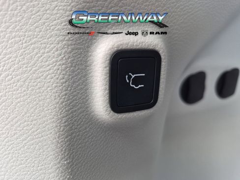 Used 2020 Jeep Cherokee Latitude Plus w/ Comfort/Convenience Group FWD image 26