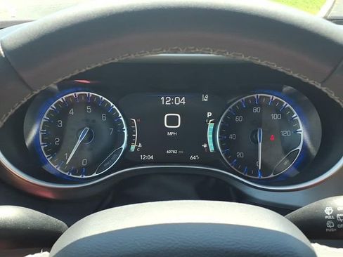 Used 2024 Chrysler Pacifica Touring-L FWD image 11