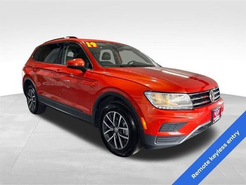 Used 2019 Volkswagen Tiguan SE w/ Panoramic Sunroof Package AWD/4WD image 3