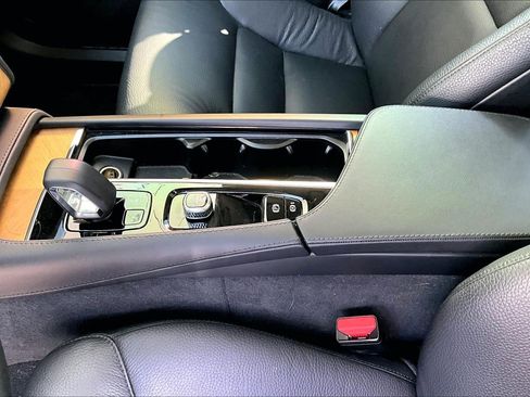 Used 2024 Volvo XC90 B6 Plus image 17