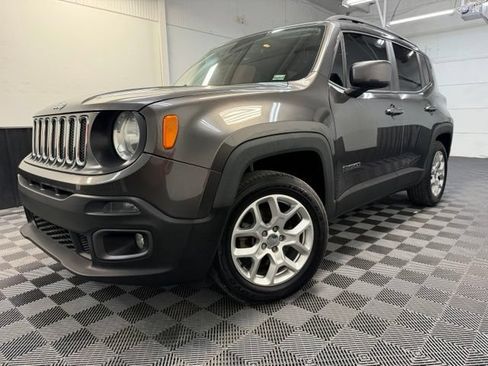 Used 2018 Jeep Renegade Latitude FWD image 3