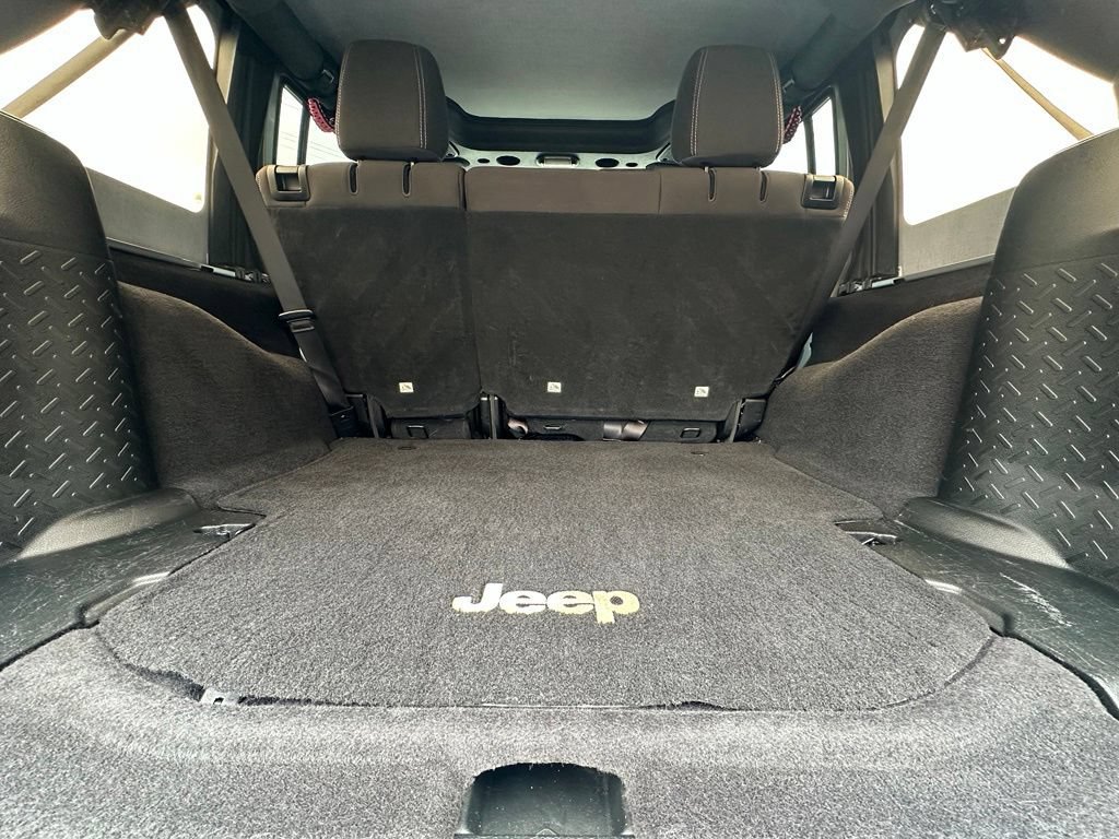 Used 2017 Jeep Wrangler Unlimited Sahara w/ Connectivity Group AWD/4WD image 24