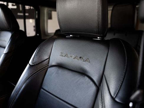 Used 2018 Jeep Wrangler Unlimited Sahara AWD/4WD image 12