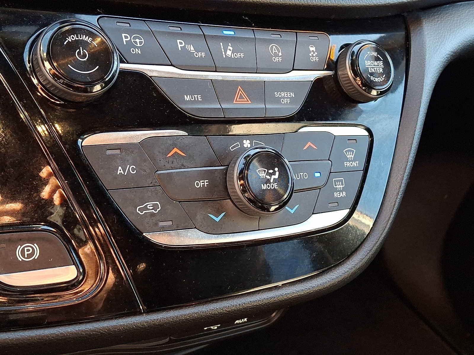 Used 2019 Chrysler Pacifica Touring-L FWD image 18
