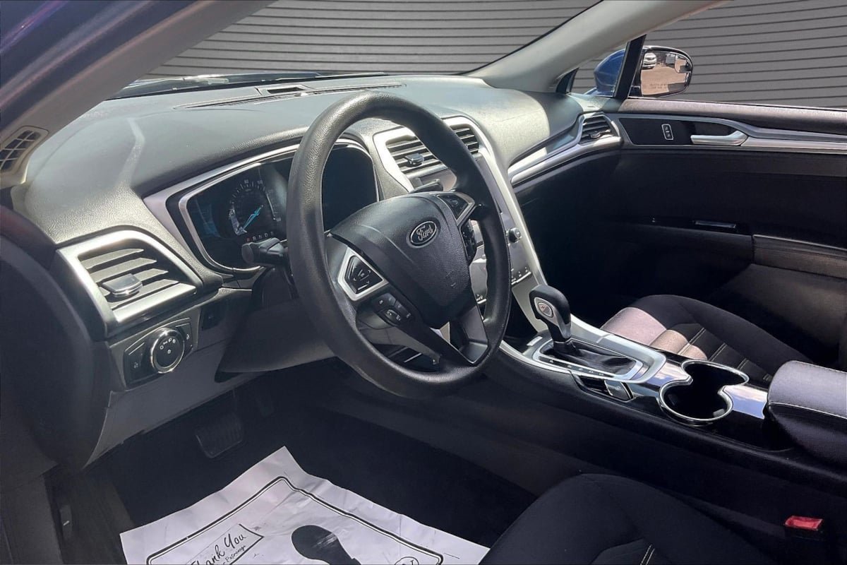 Used 2015 Ford Fusion SE FWD image 16