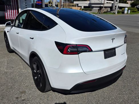 Used 2022 Tesla Model Y Long Range image 7
