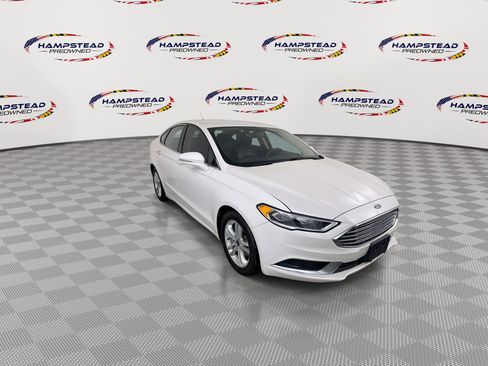 Used 2018 Ford Fusion SE w/ Fusion SE Technology Package image 2