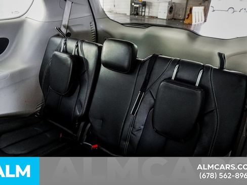 Used 2023 Chrysler Pacifica Touring-L FWD image 22