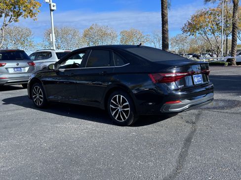 Certified 2025 Volkswagen Jetta SE image 3