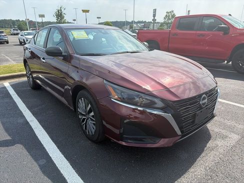 Used 2025 Nissan Altima 2.5 SV AWD/4WD image 3