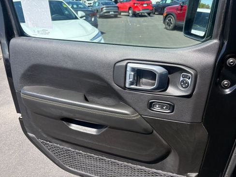 Used 2025 Jeep Wrangler Unlimited Sahara AWD/4WD image 18