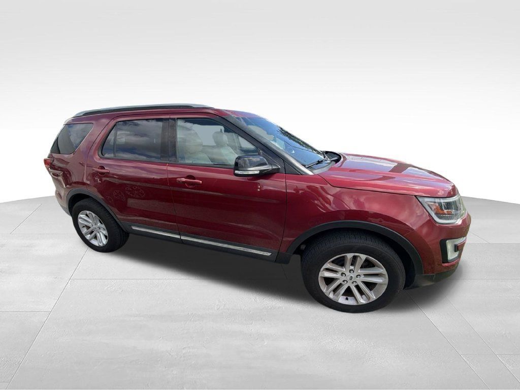Used 2017 Ford Explorer XLT w/ Equipment Group 201A FWD image 4