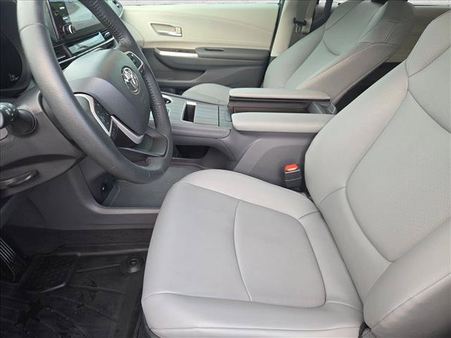 Used 2024 Toyota Sienna XLE FWD image 16
