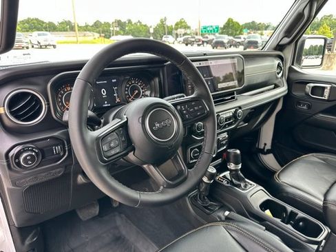 Certified 2025 Jeep Gladiator Sport AWD/4WD image 12
