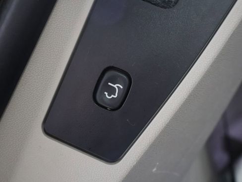 Used 2013 Chrysler Town & Country Touring image 19