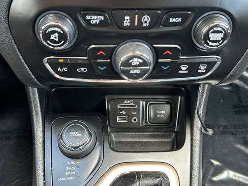 Used 2017 Jeep Cherokee Limited AWD/4WD image 13