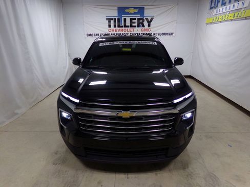 Used 2025 Chevrolet Traverse LT image 2