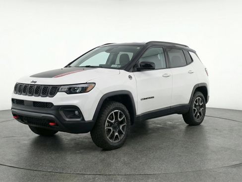 Used 2025 Jeep Compass Trailhawk image 3