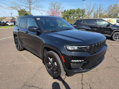 Used 2025 Jeep Grand Cherokee Limited w/ Black Appearance Package image 2