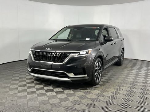 Used 2024 Kia Carnival EX image 11