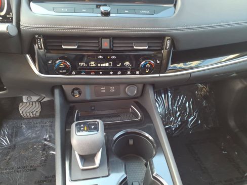 Used 2025 Nissan Rogue SL w/ Tech Package image 17