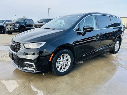 Used 2024 Chrysler Pacifica Touring-L image 26