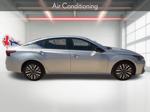 Used 2024 Nissan Altima 2.5 SV image 4