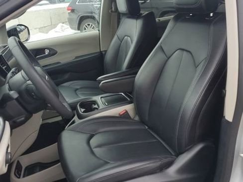 Certified 2024 Chrysler Pacifica Touring-L image 22