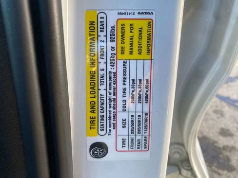 Used 2023 Volvo XC40 B5 Plus image 32