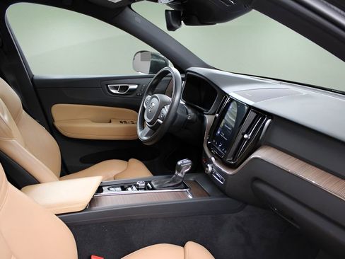 Used 2019 Volvo XC60 T5 Momentum w/ Multimedia Package image 16