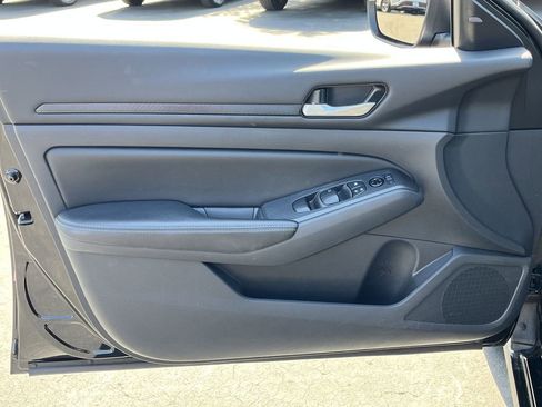 Used 2025 Nissan Altima 2.5 SV FWD image 11