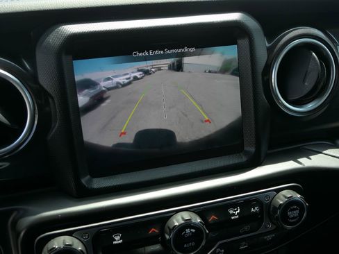 Used 2022 Jeep Wrangler Unlimited Sahara AWD/4WD image 19