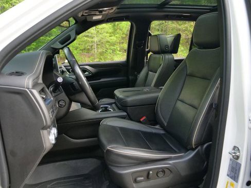 Used 2022 GMC Yukon SLT w/ SLT Premium Package image 3