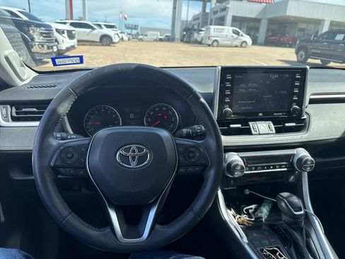 Used 2020 Toyota RAV4 XLE Premium FWD image 14