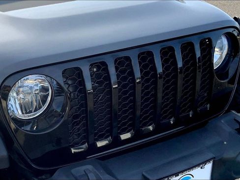 Certified 2023 Jeep Gladiator Sport AWD/4WD image 28