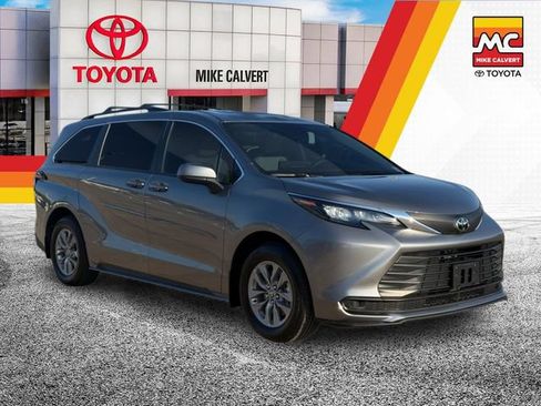 Used 2026 Toyota Sienna LE FWD image 7
