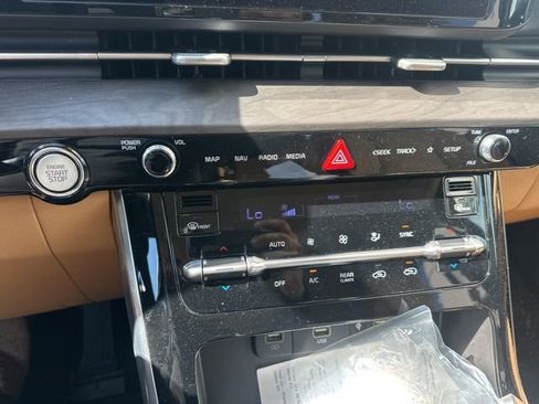 Used 2024 Kia Carnival EX FWD image 32