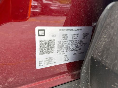 Used 2025 Chevrolet Trax LT w/ LT Convenience Package FWD image 2