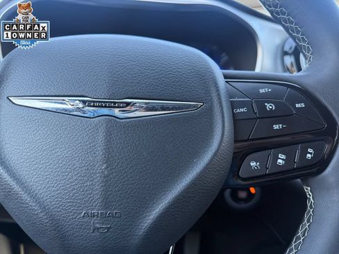 Used 2025 Chrysler Pacifica Limited FWD image 26