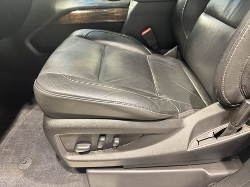 Used 2019 Chevrolet Suburban LT w/ LT Signature Package image 18