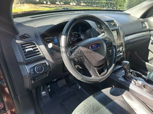 Used 2018 Ford Explorer XLT FWD image 11