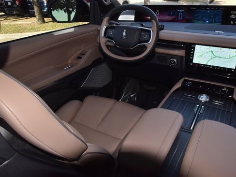 Certified 2025 Lincoln Navigator Black Label image 16